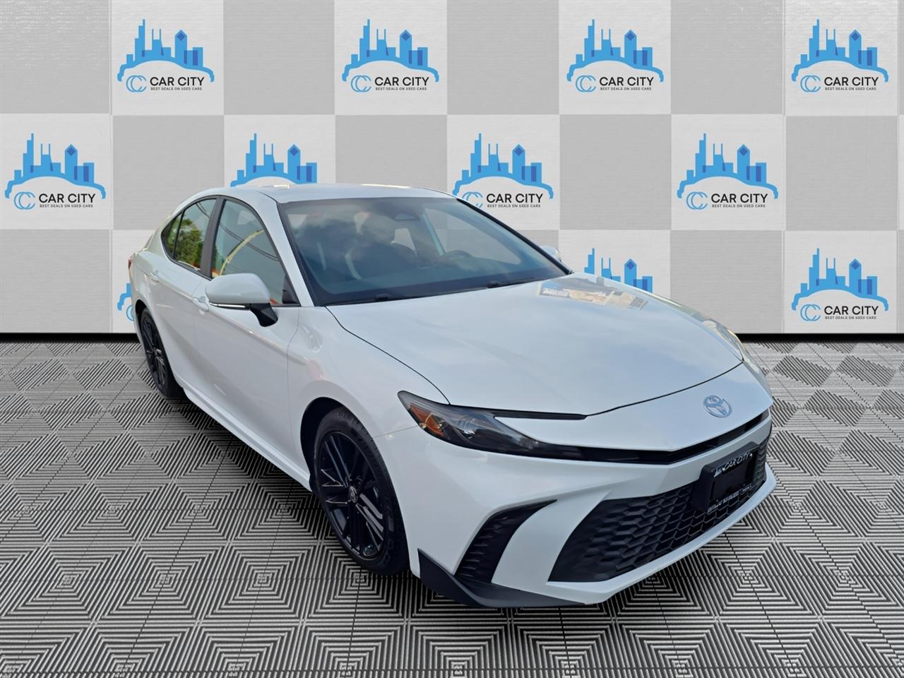 Toyota Camry Hybrid XLE 2025