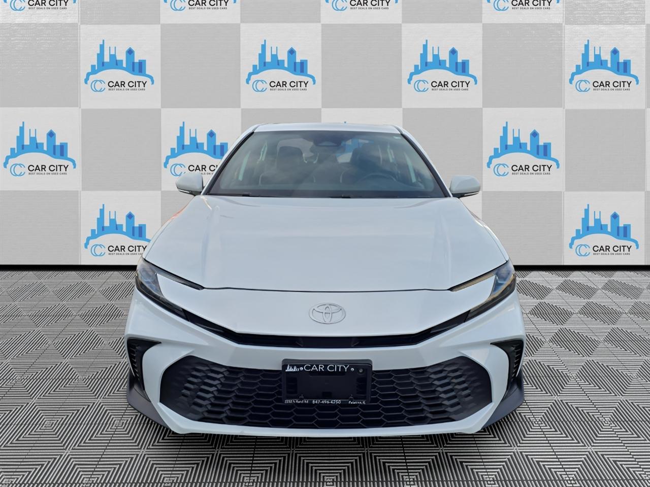 Toyota Camry Hybrid XLE 2025