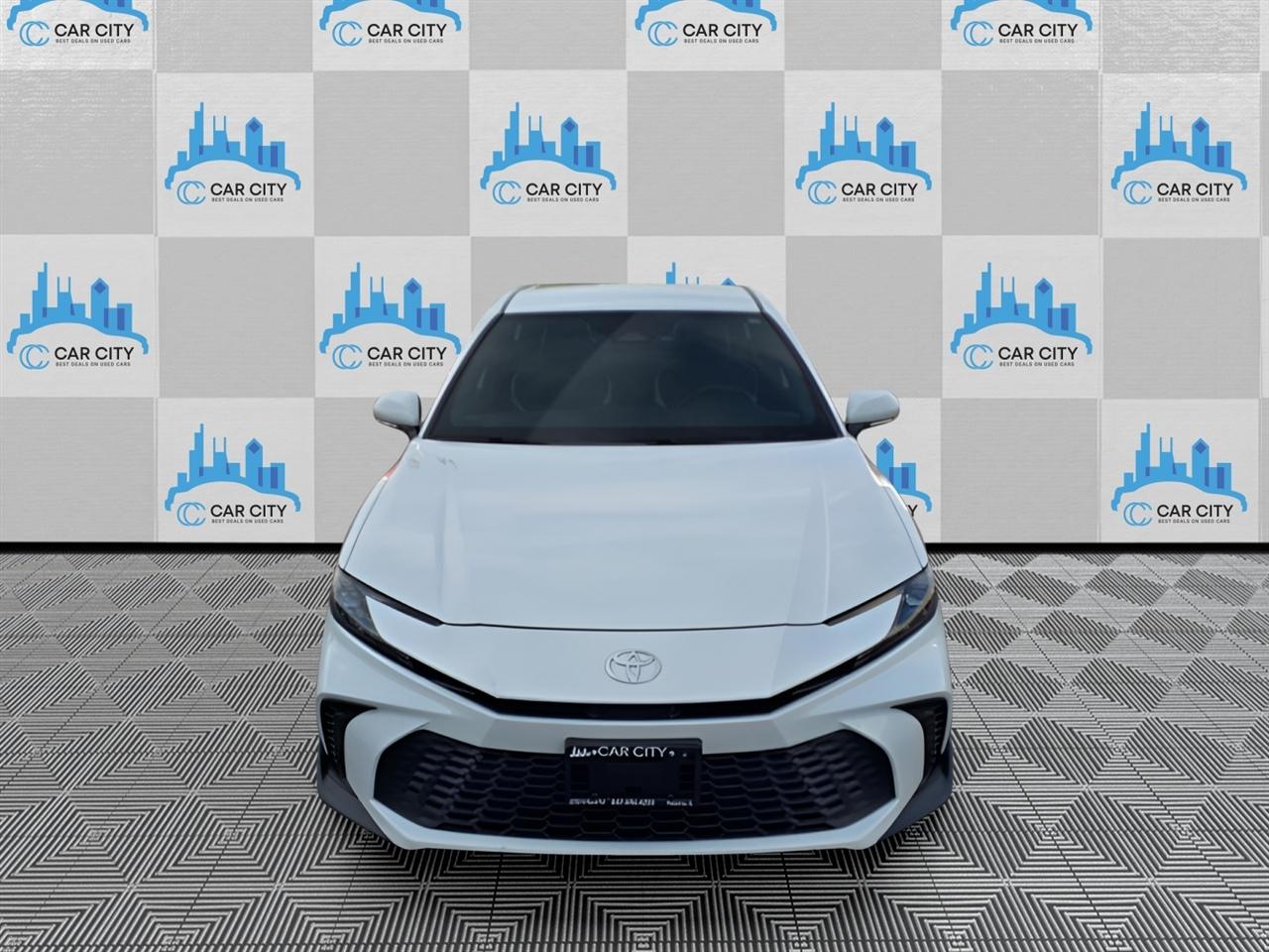 Toyota Camry Hybrid XLE 2025