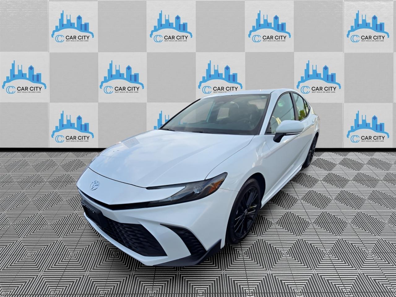 Toyota Camry Hybrid XLE 2025