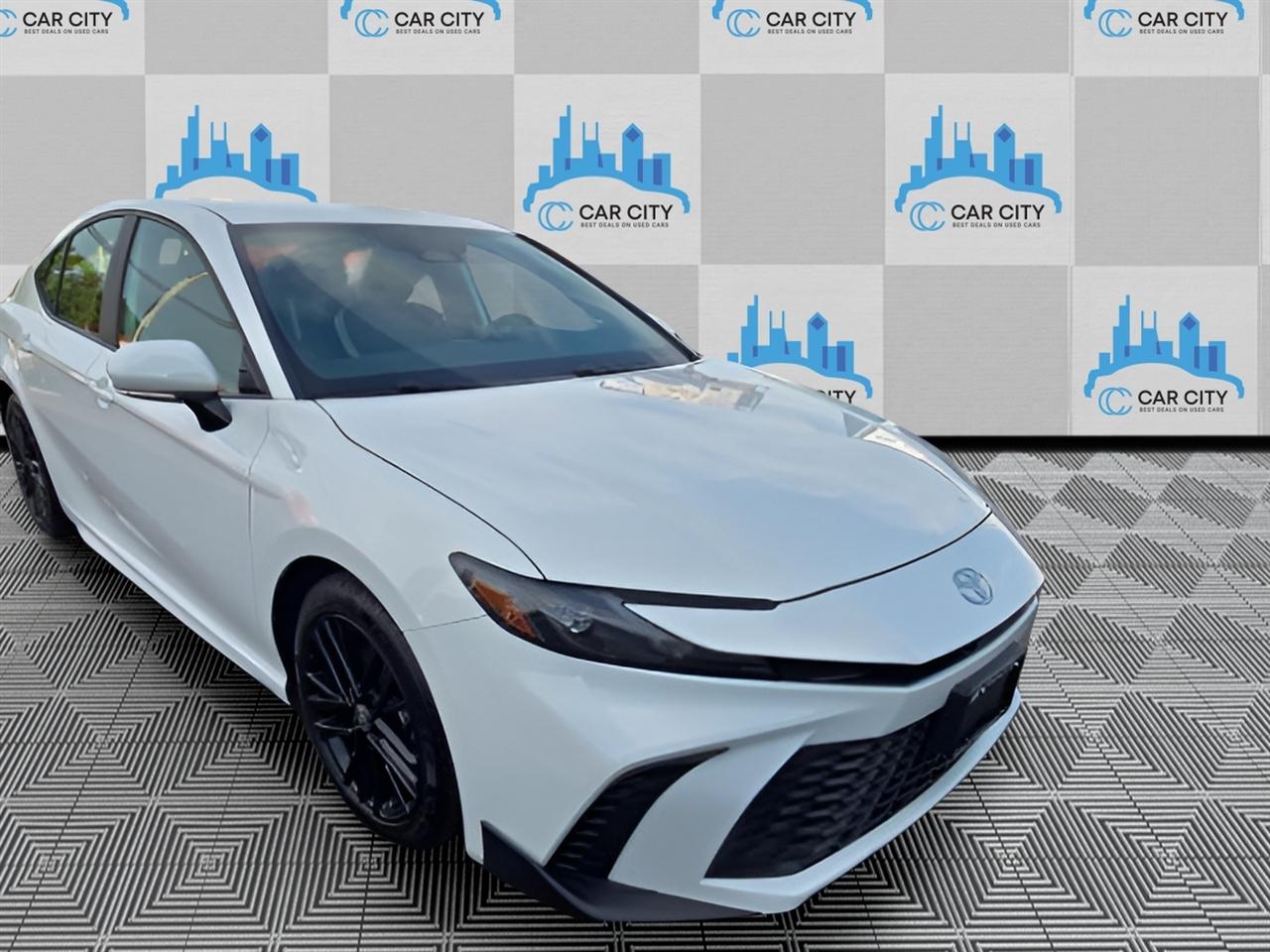 Toyota Camry Hybrid XLE 2025