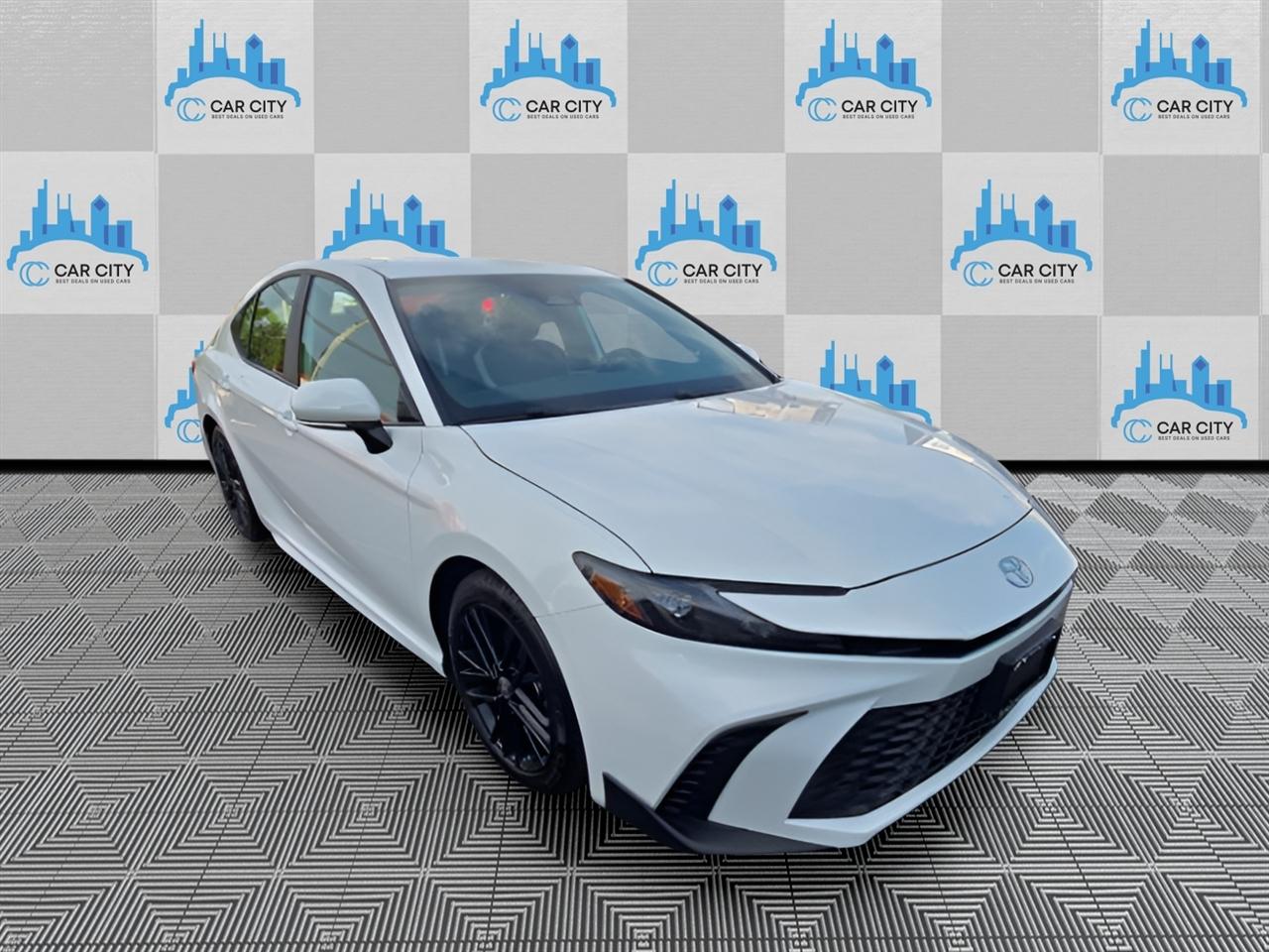 Toyota Camry Hybrid XLE 2025