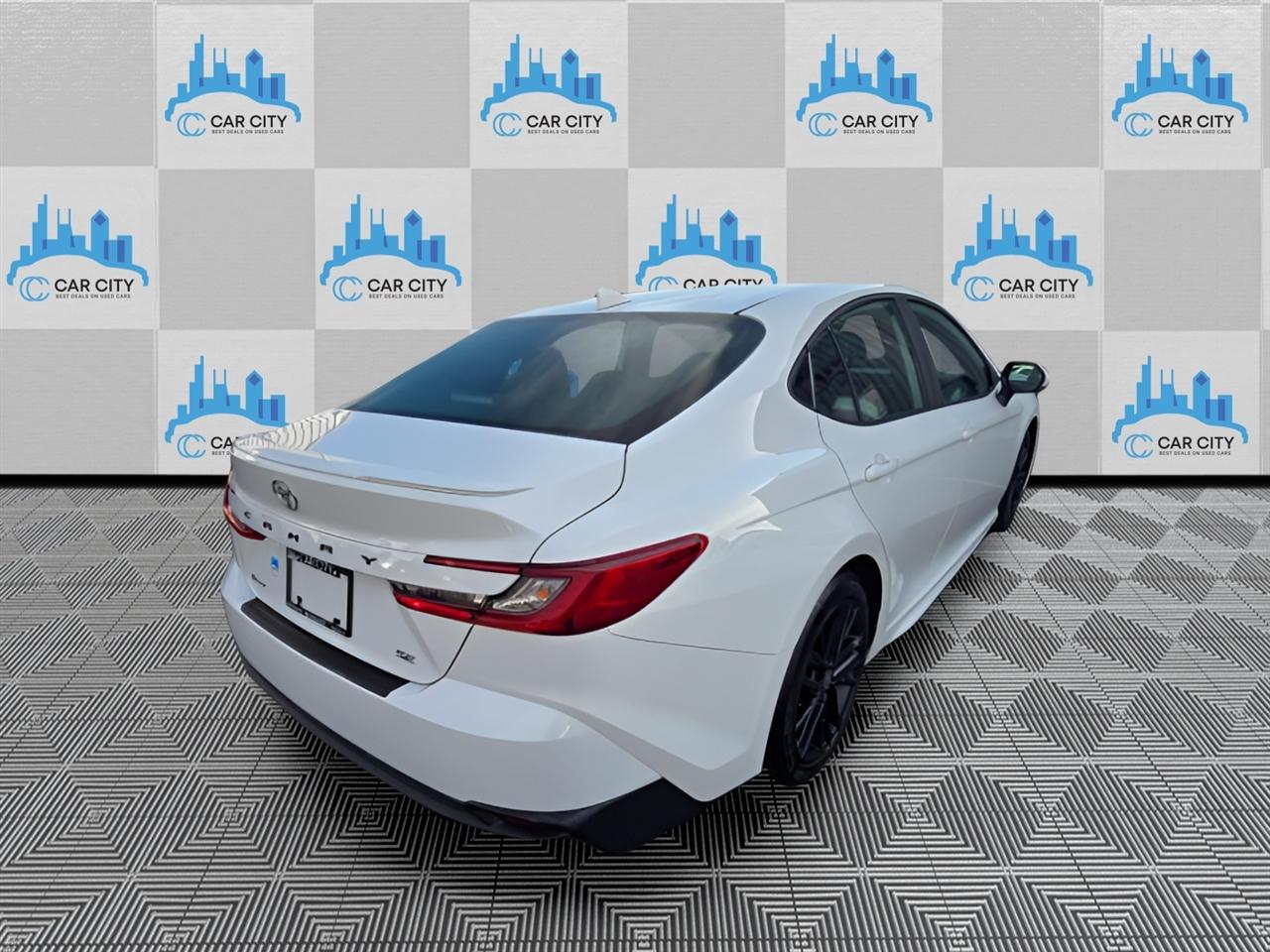 Toyota Camry Hybrid XLE 2025