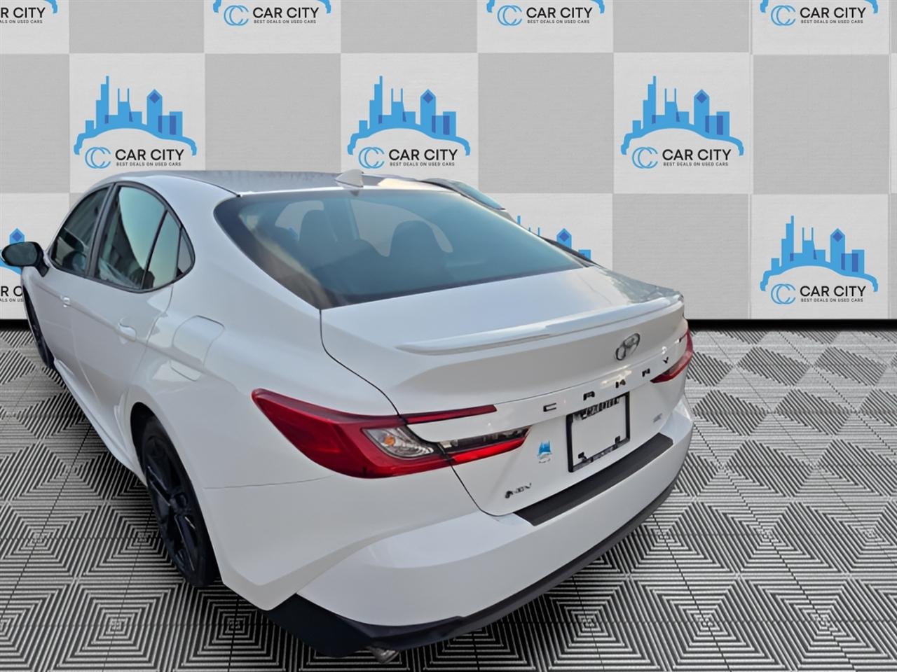 Toyota Camry Hybrid XLE 2025