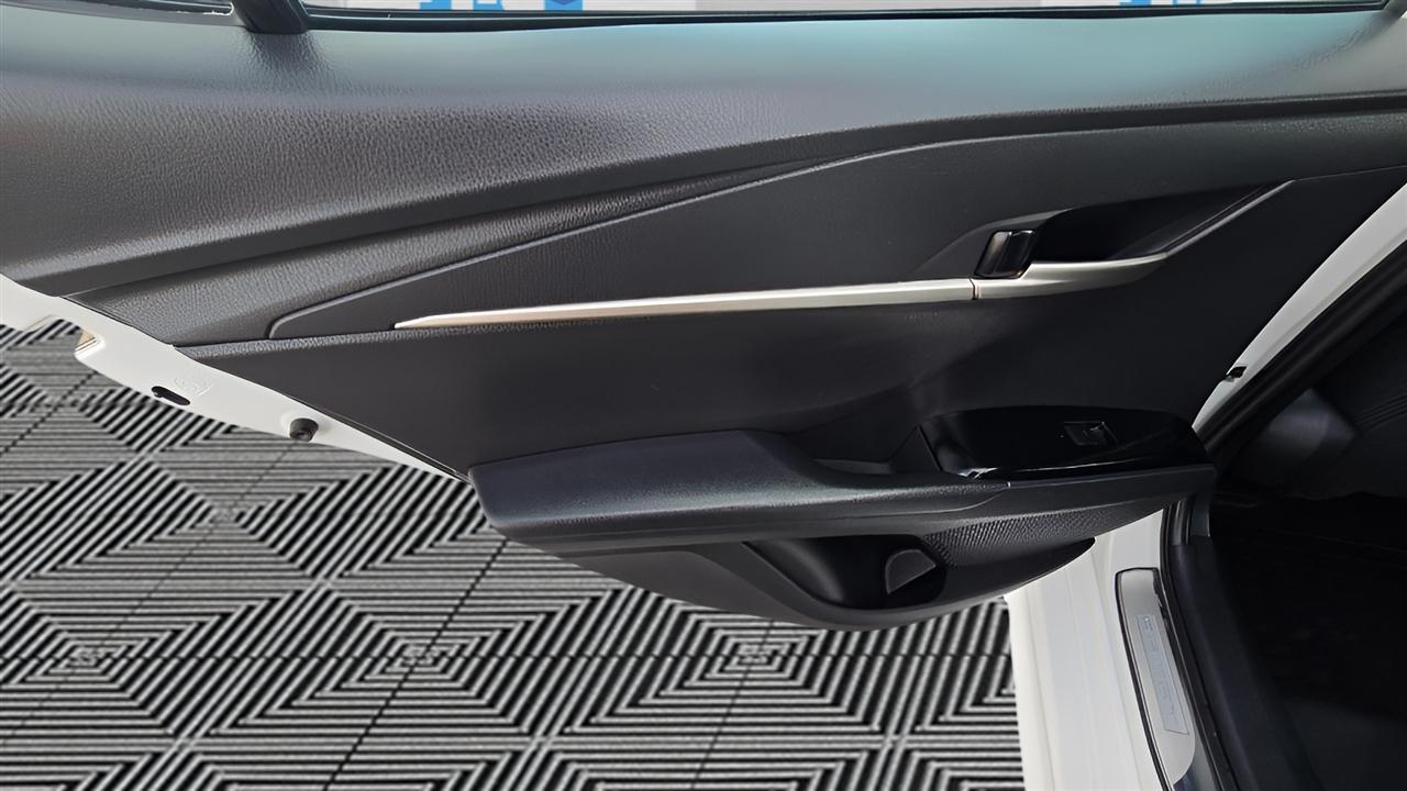 Toyota Camry Hybrid XLE 2025