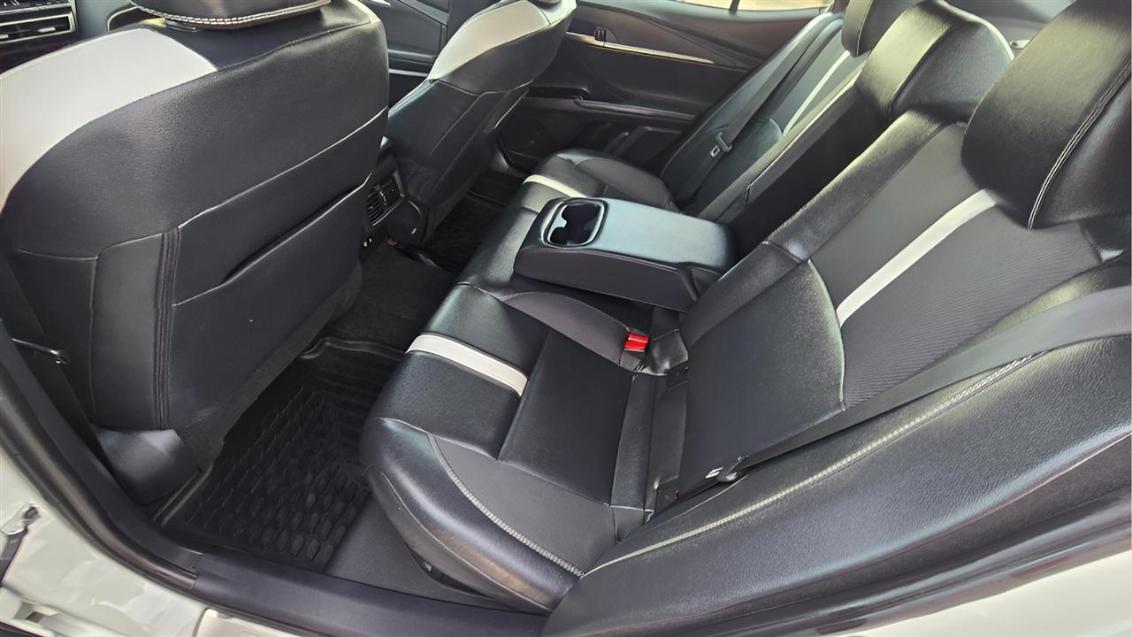 Toyota Camry Hybrid XLE 2025