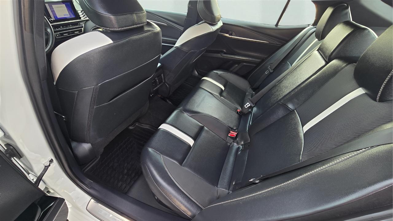 Toyota Camry Hybrid XLE 2025
