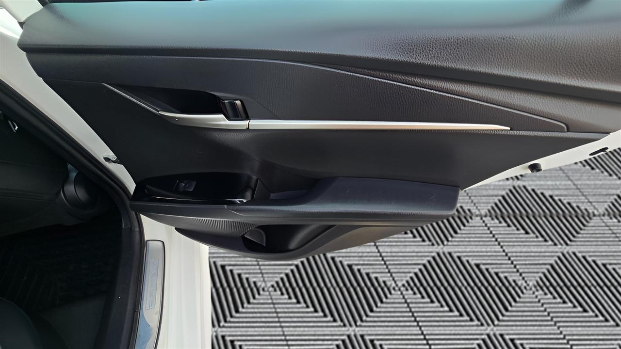Toyota Camry Hybrid XLE 2025