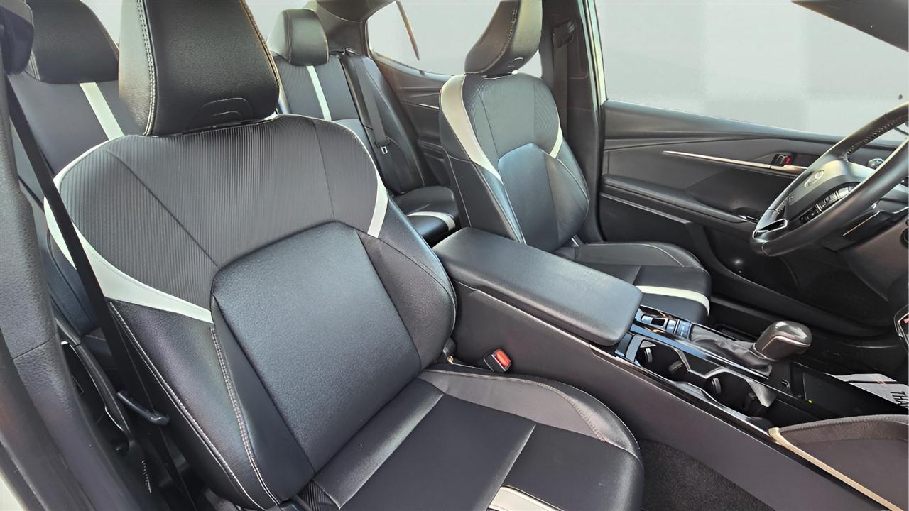 Toyota Camry Hybrid XLE 2025