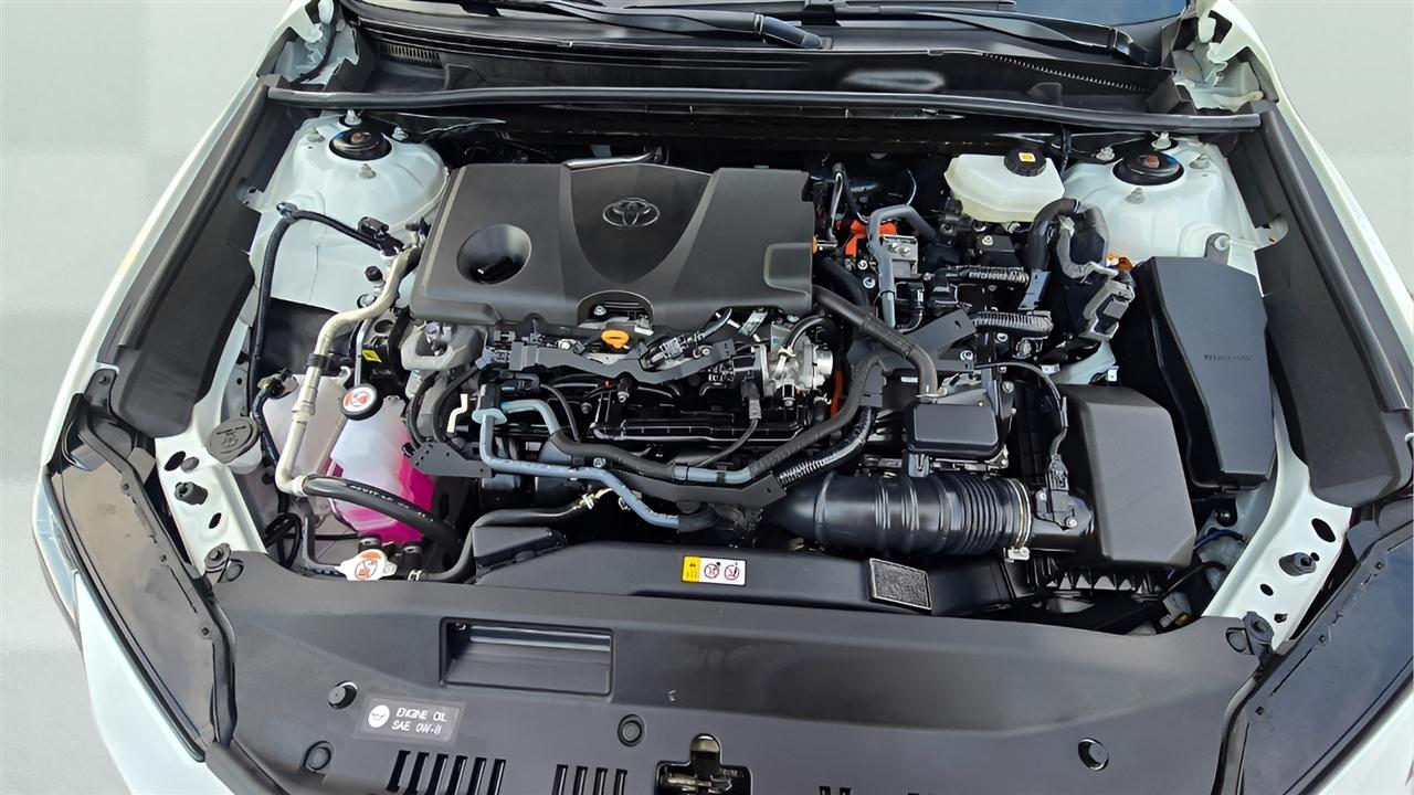 Toyota Camry Hybrid XLE 2025