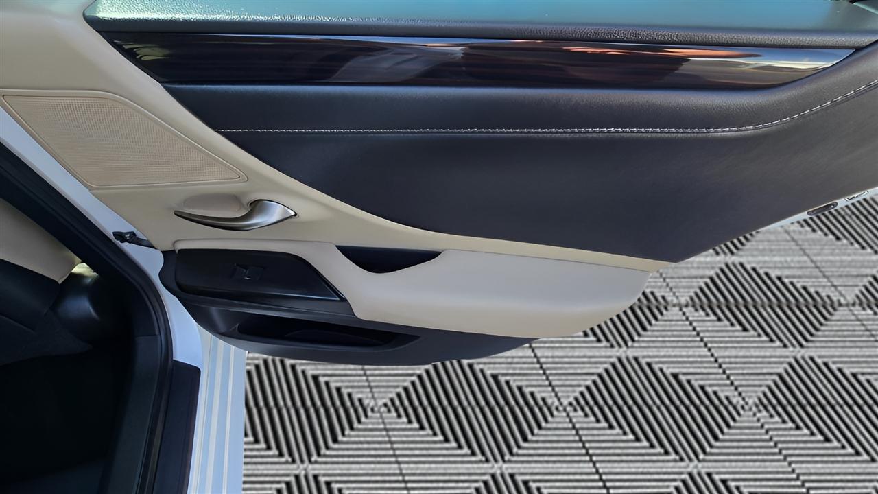 Lexus ES 300h Premium 2020