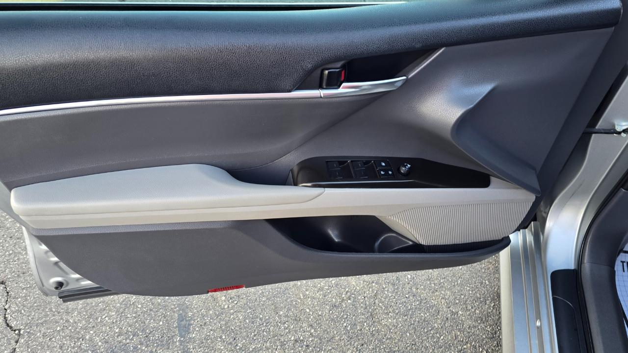 Toyota Camry Hybrid LE 2022