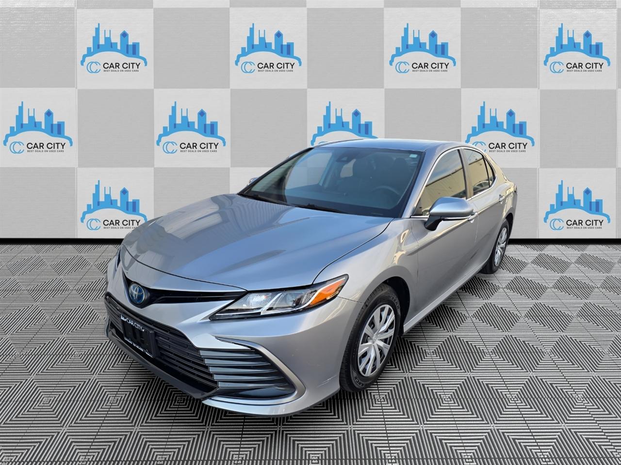 Toyota Camry Hybrid LE 2022