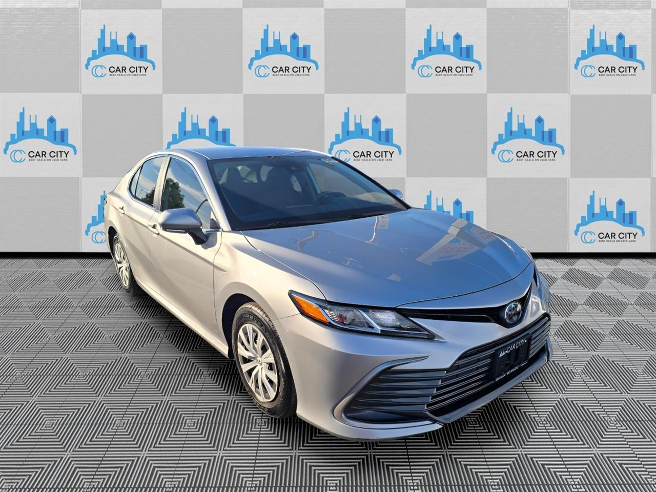 Toyota Camry Hybrid LE 2022