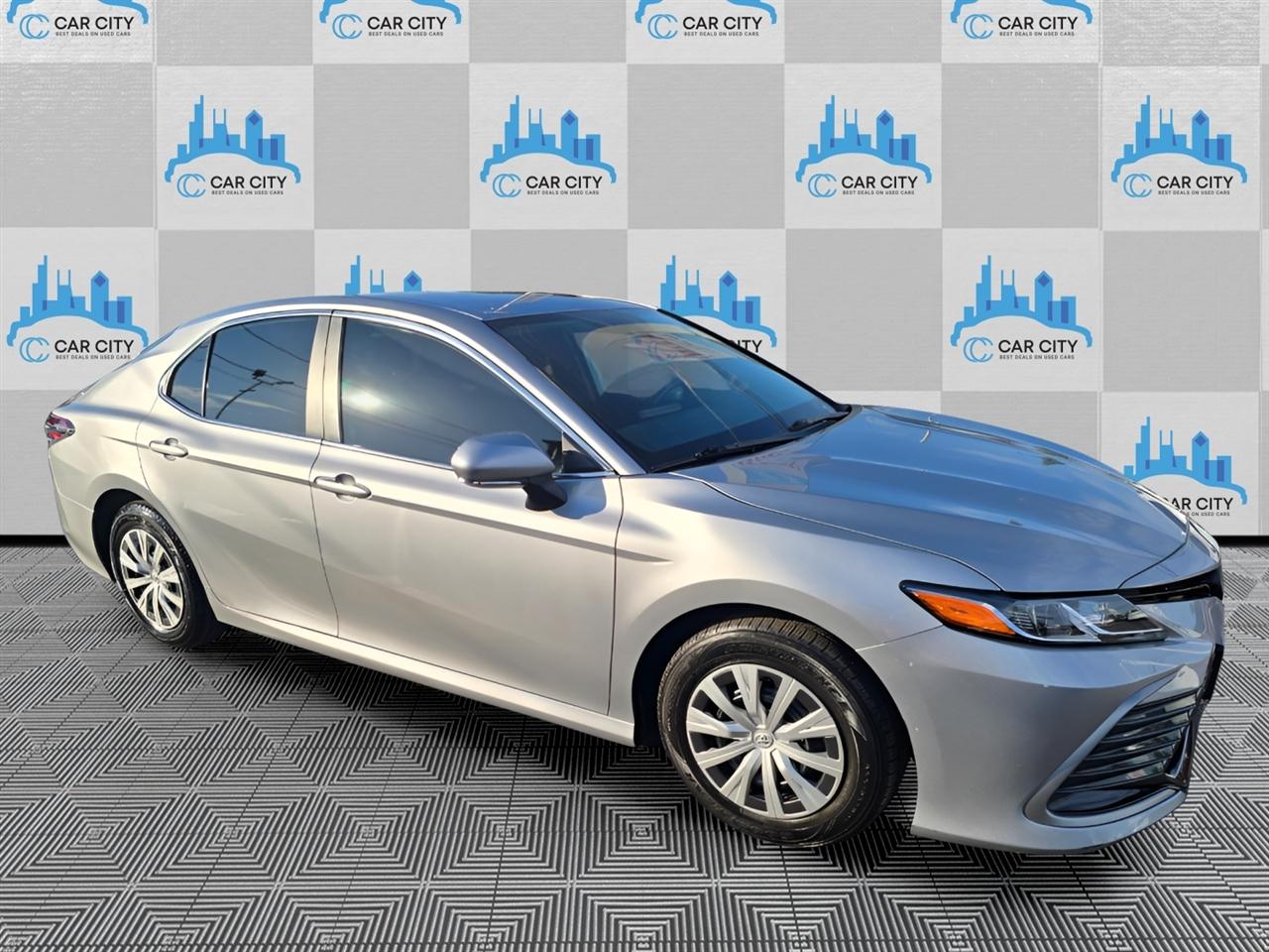 Toyota Camry Hybrid LE 2022