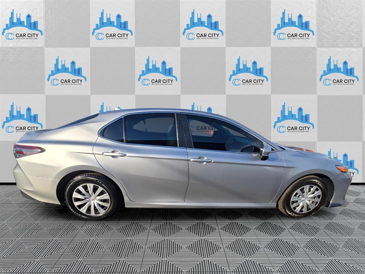 Toyota Camry Hybrid LE 2022