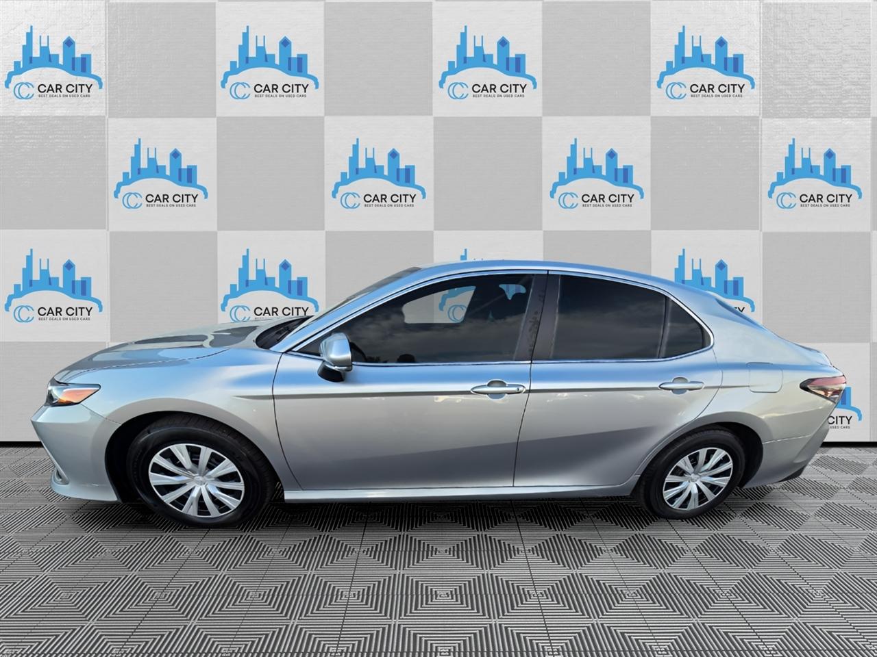 Toyota Camry Hybrid LE 2022