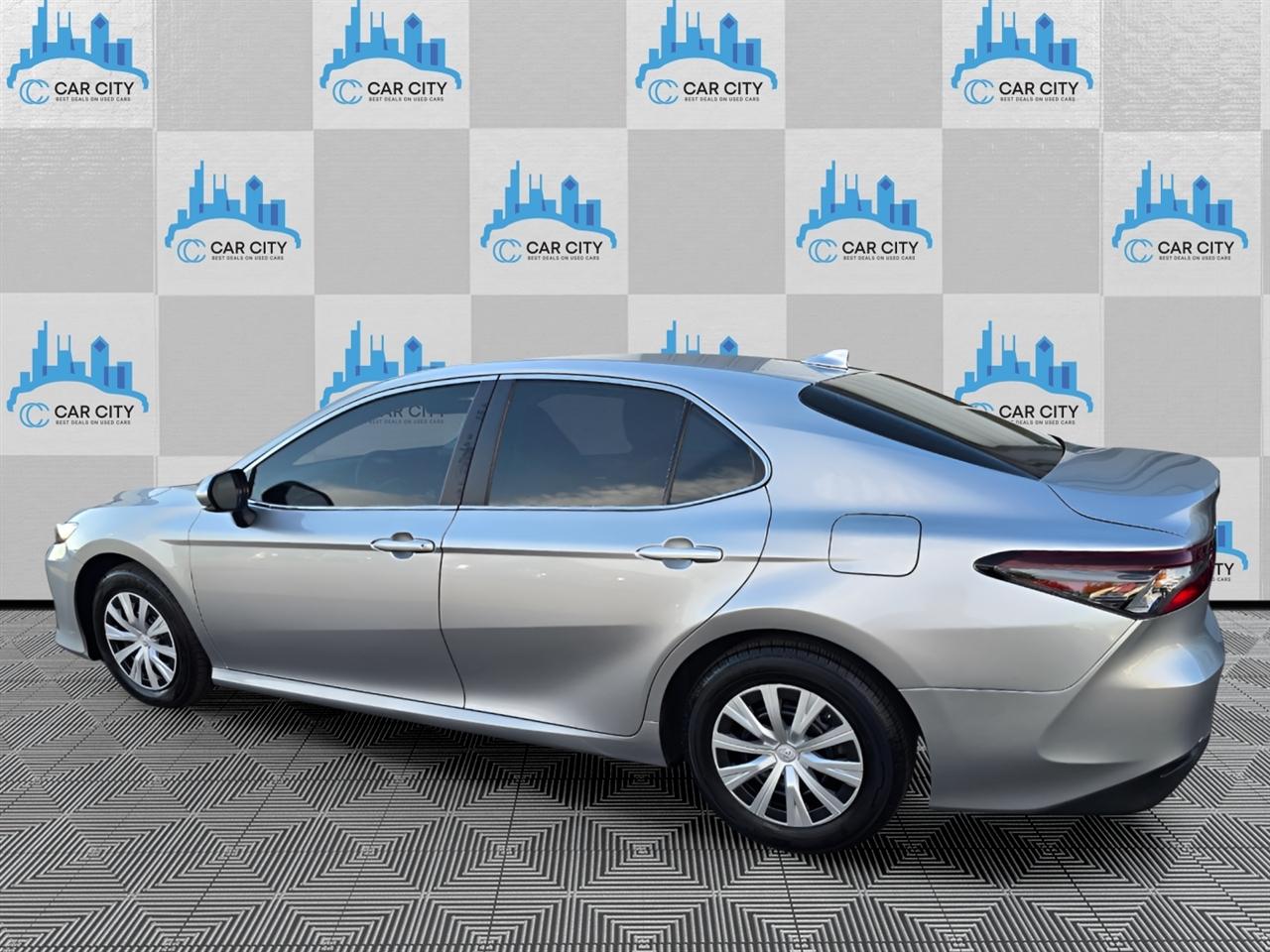 Toyota Camry Hybrid LE 2022