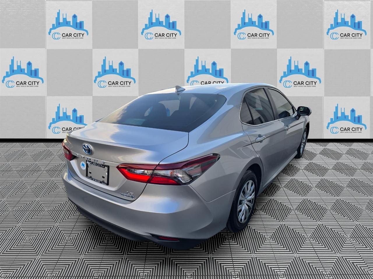 Toyota Camry Hybrid LE 2022