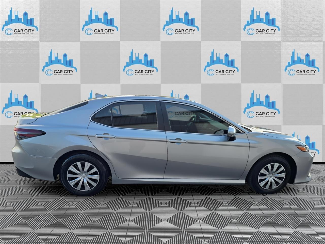 Toyota Camry Hybrid LE 2022