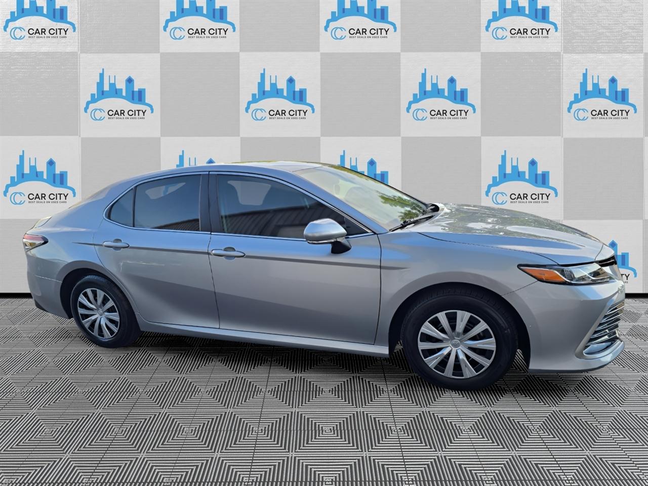 Toyota Camry Hybrid LE 2022