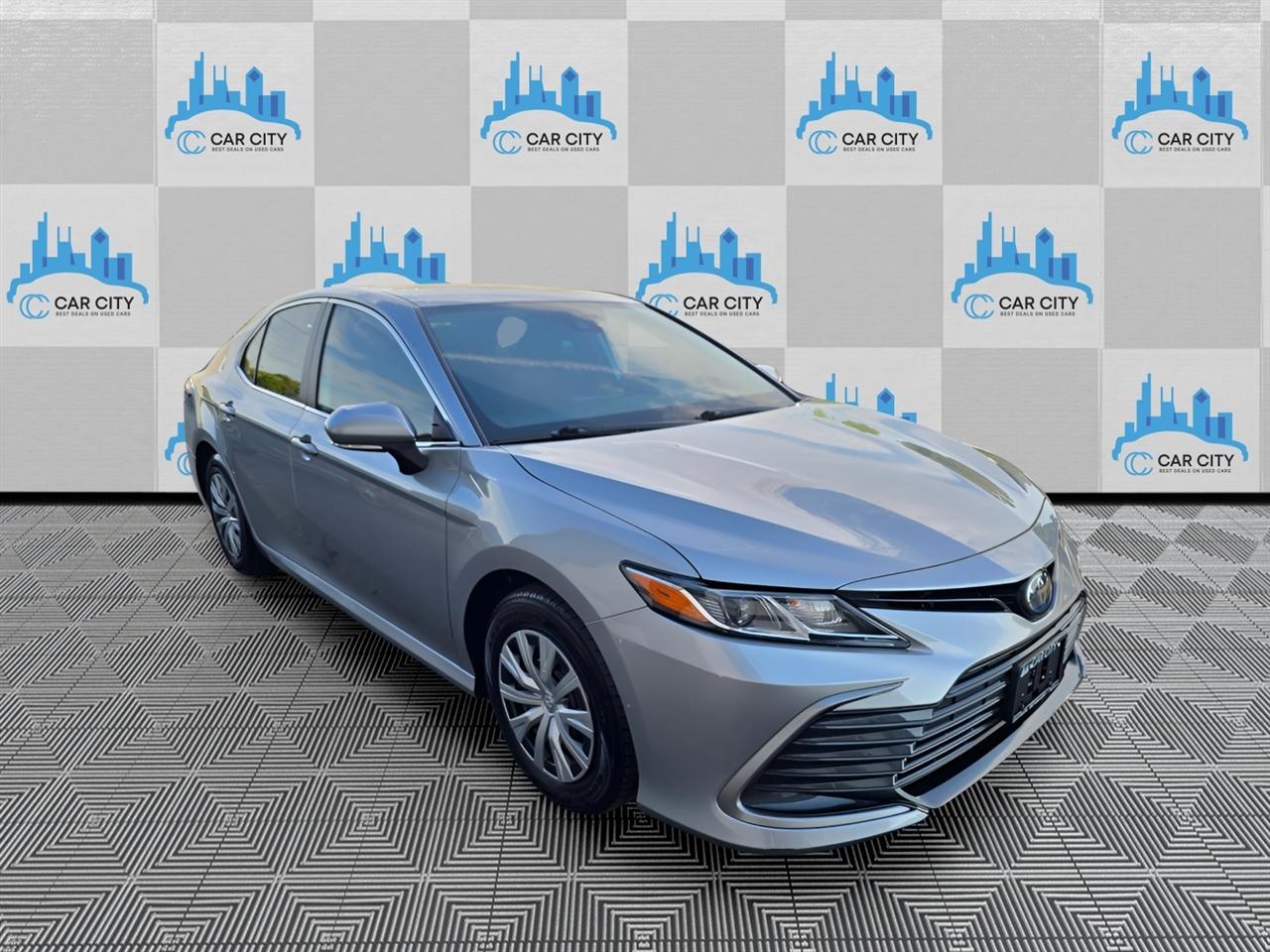Toyota Camry Hybrid LE 2022