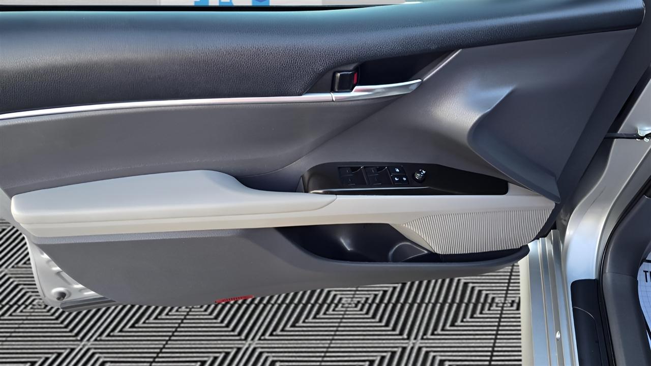 Toyota Camry Hybrid LE 2022