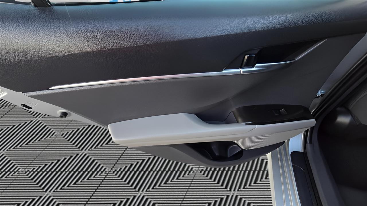 Toyota Camry Hybrid LE 2022