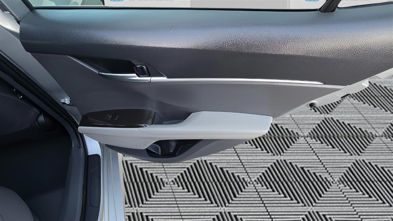 Toyota Camry Hybrid LE 2022