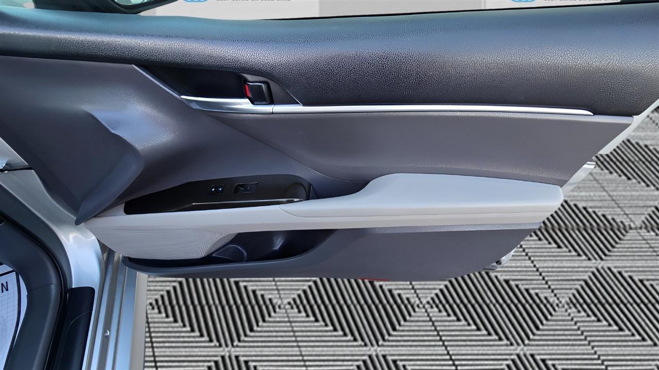 Toyota Camry Hybrid LE 2022