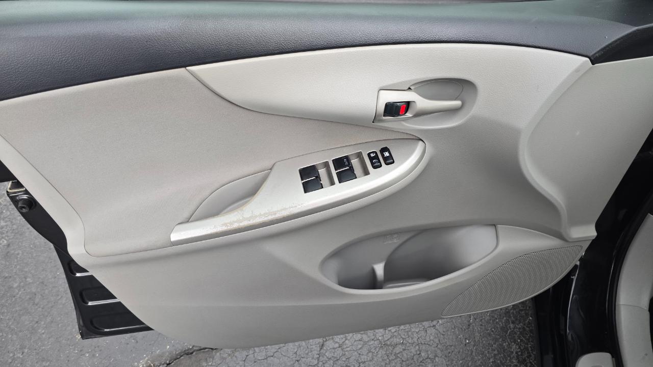 Toyota Corolla LE 4-Speed AT 2011