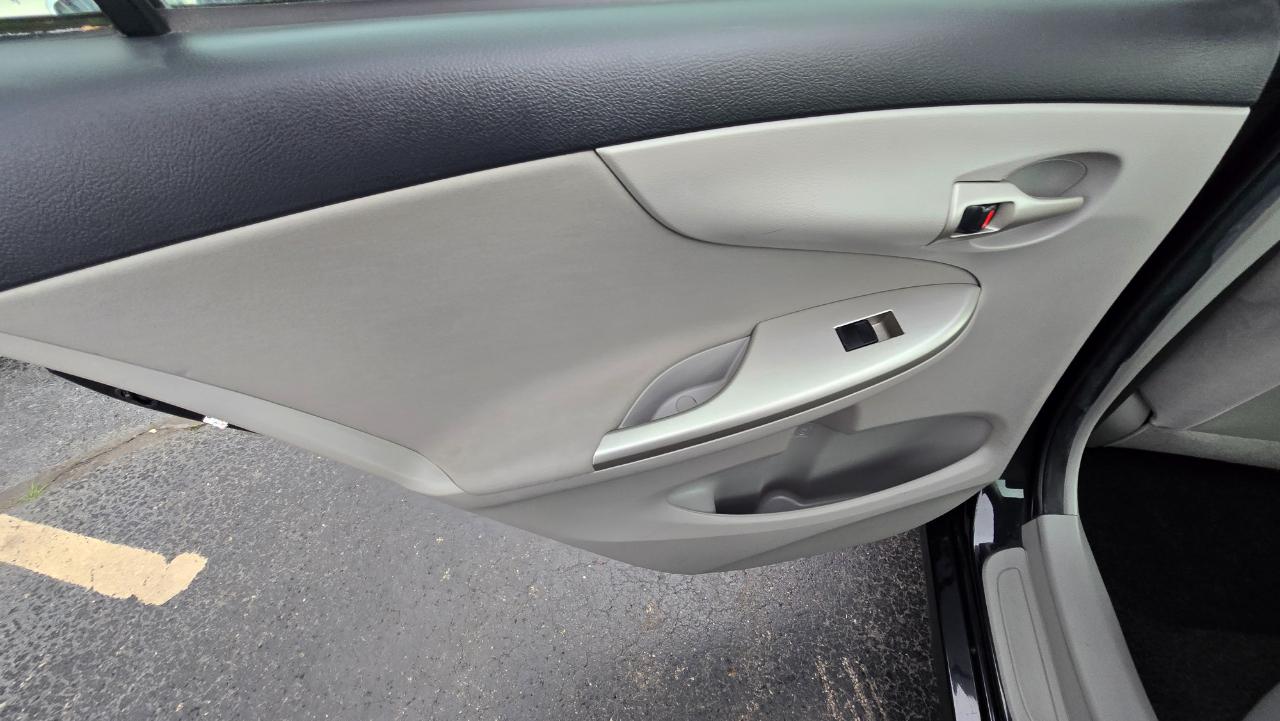 Toyota Corolla LE 4-Speed AT 2011