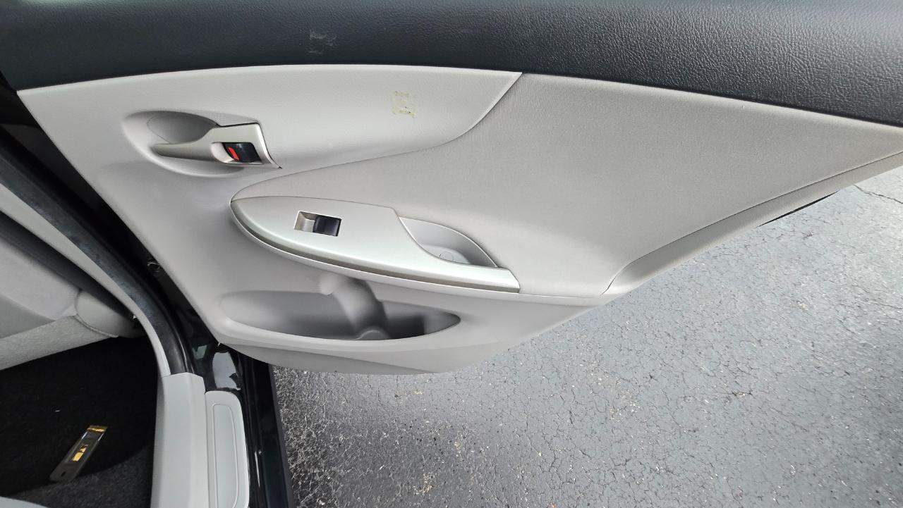 Toyota Corolla LE 4-Speed AT 2011