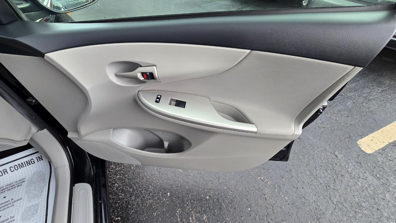Toyota Corolla LE 4-Speed AT 2011