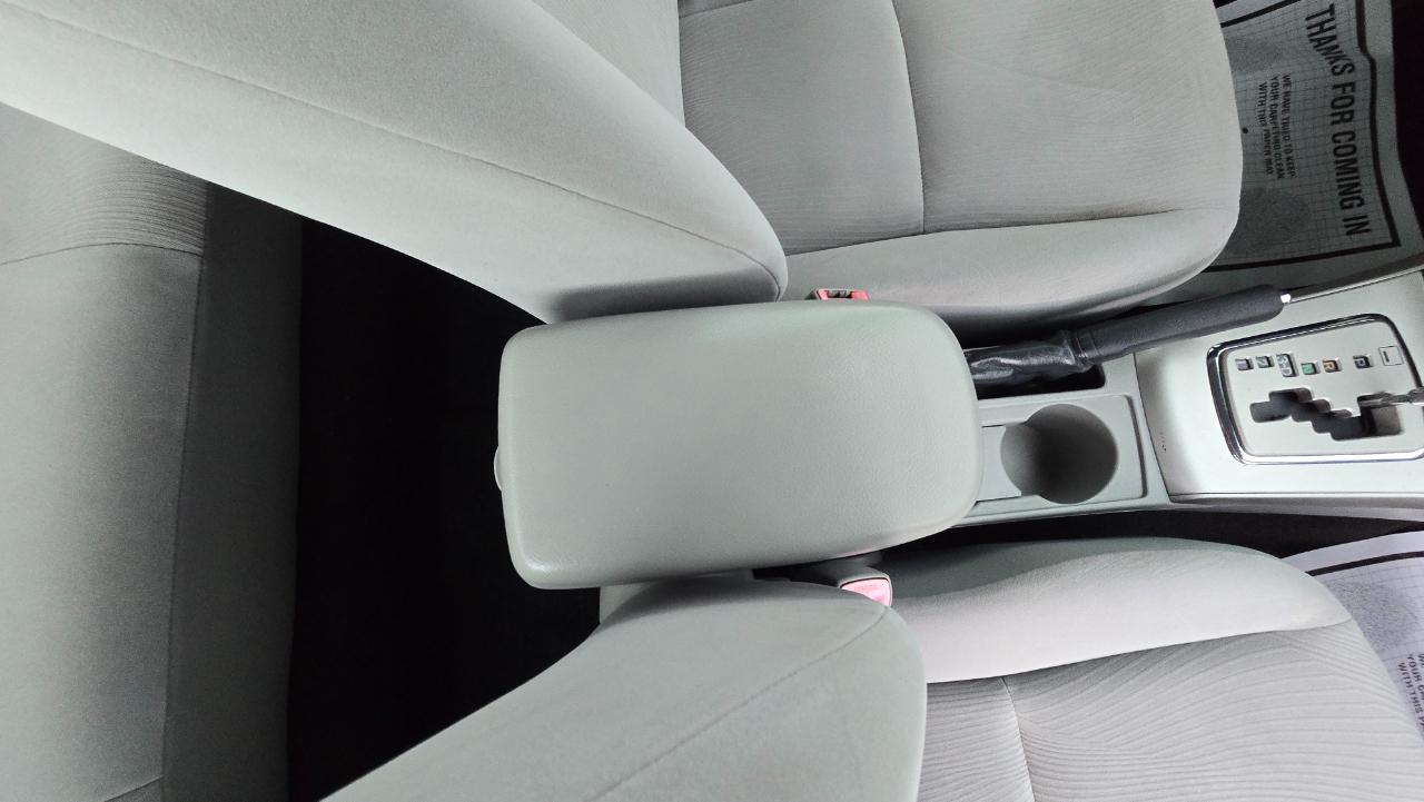 Toyota Corolla LE 4-Speed AT 2011