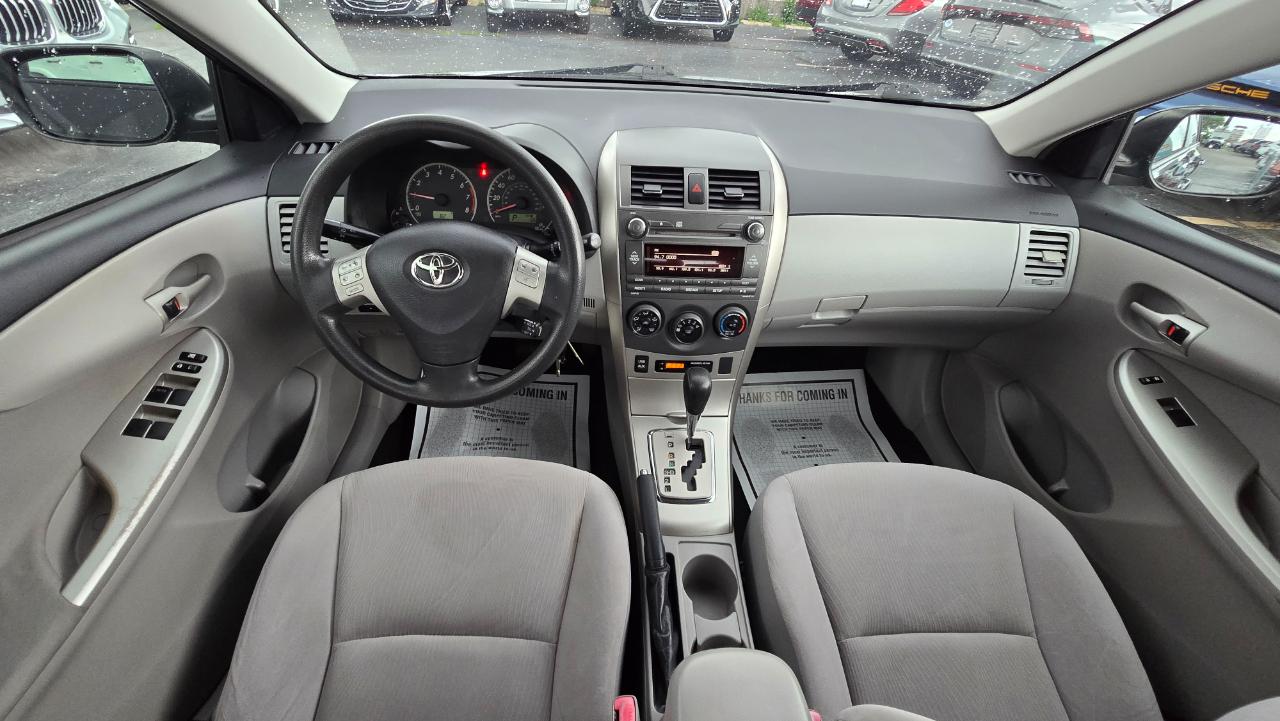 Toyota Corolla LE 4-Speed AT 2011