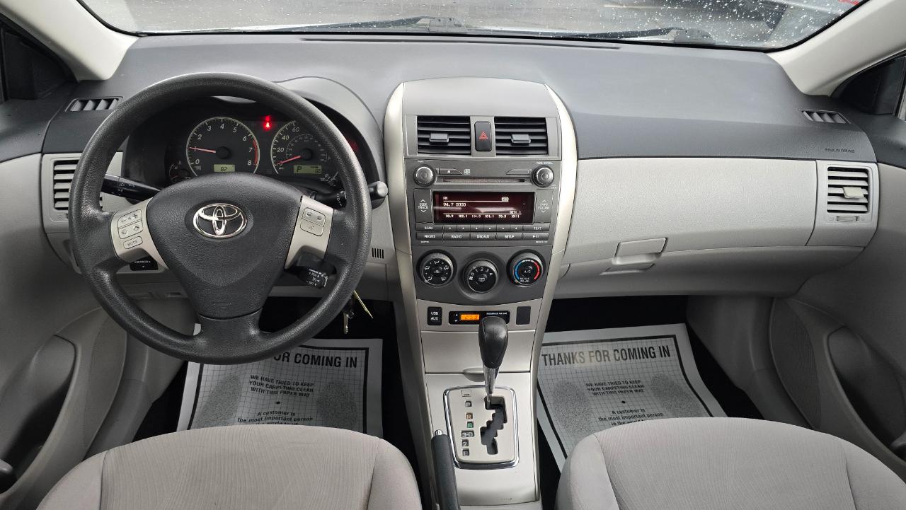 Toyota Corolla LE 4-Speed AT 2011