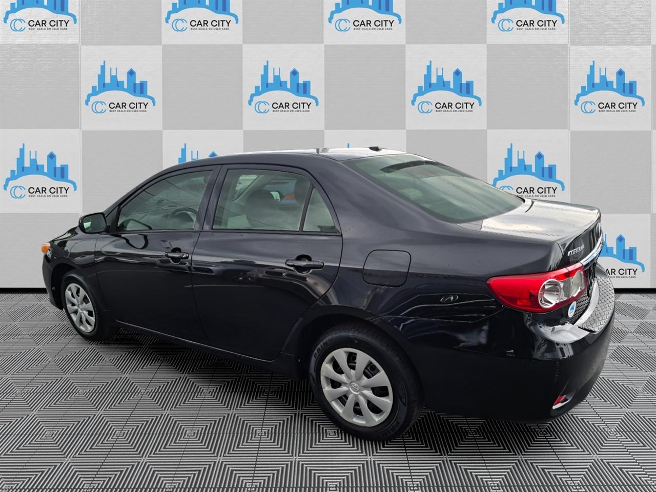 Toyota Corolla LE 4-Speed AT 2011