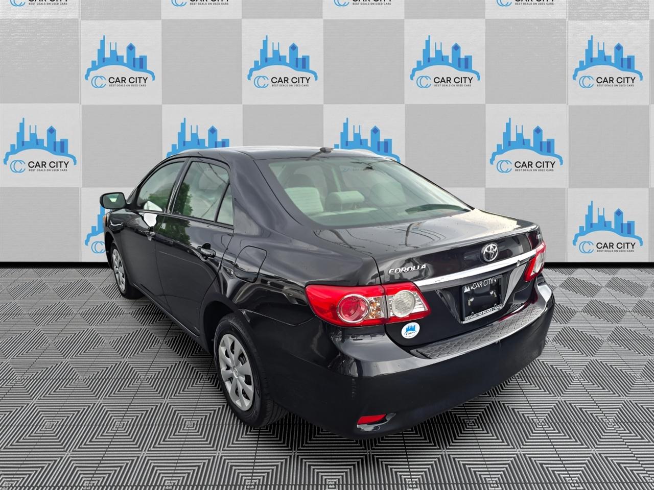 Toyota Corolla LE 4-Speed AT 2011
