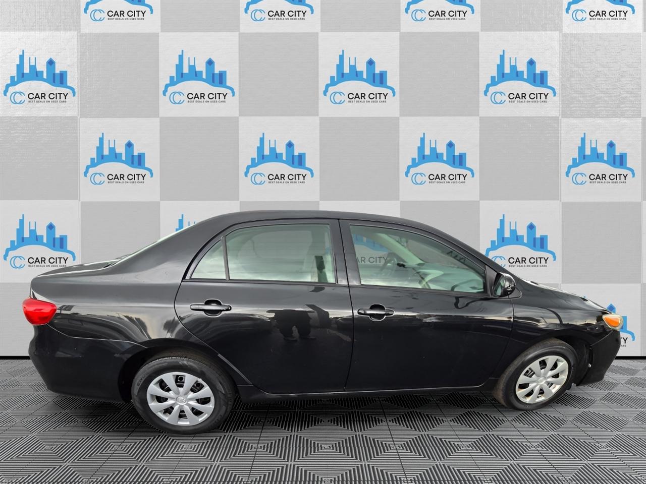 Toyota Corolla LE 4-Speed AT 2011
