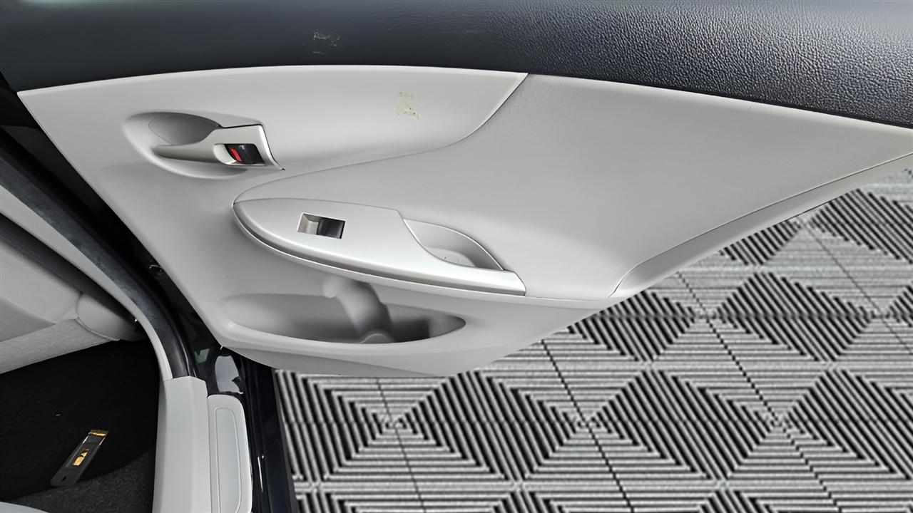 Toyota Corolla LE 4-Speed AT 2011