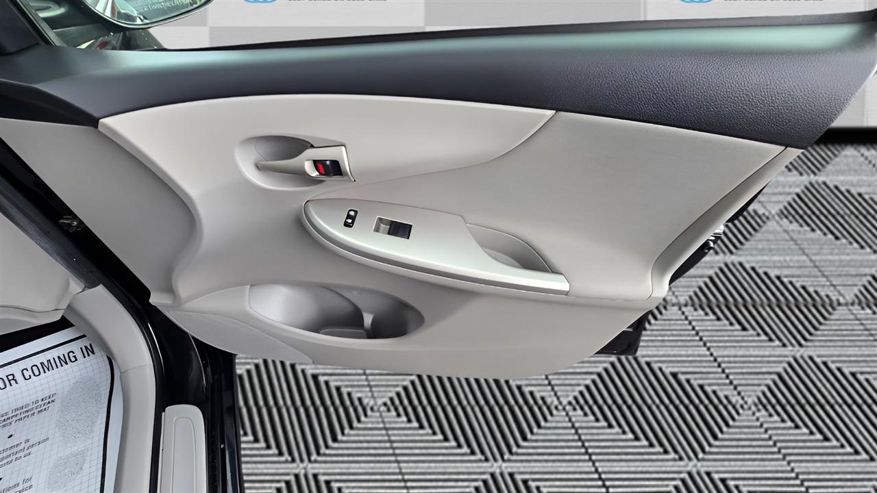 Toyota Corolla LE 4-Speed AT 2011