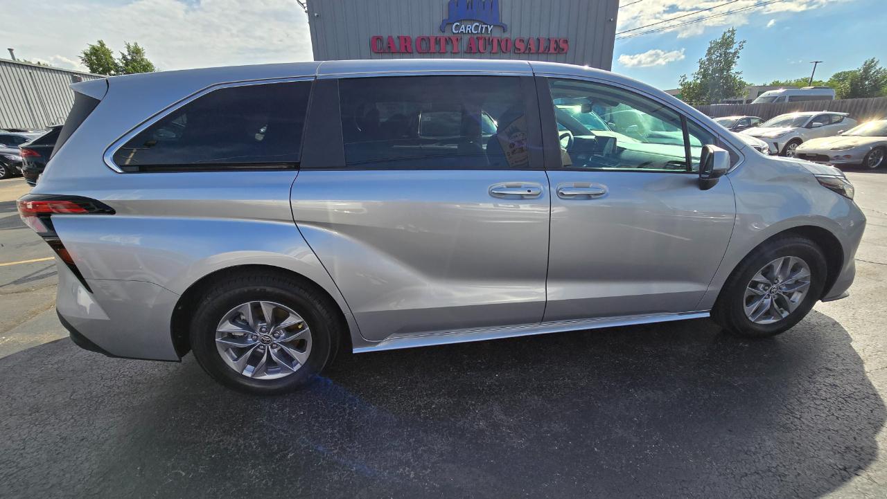 Toyota Sienna LE 8-Passenger 2022