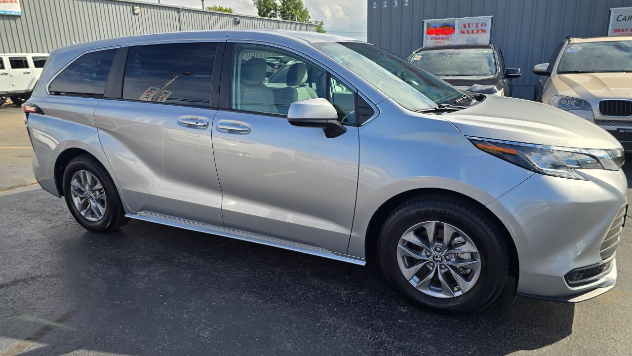 Toyota Sienna LE 8-Passenger 2022