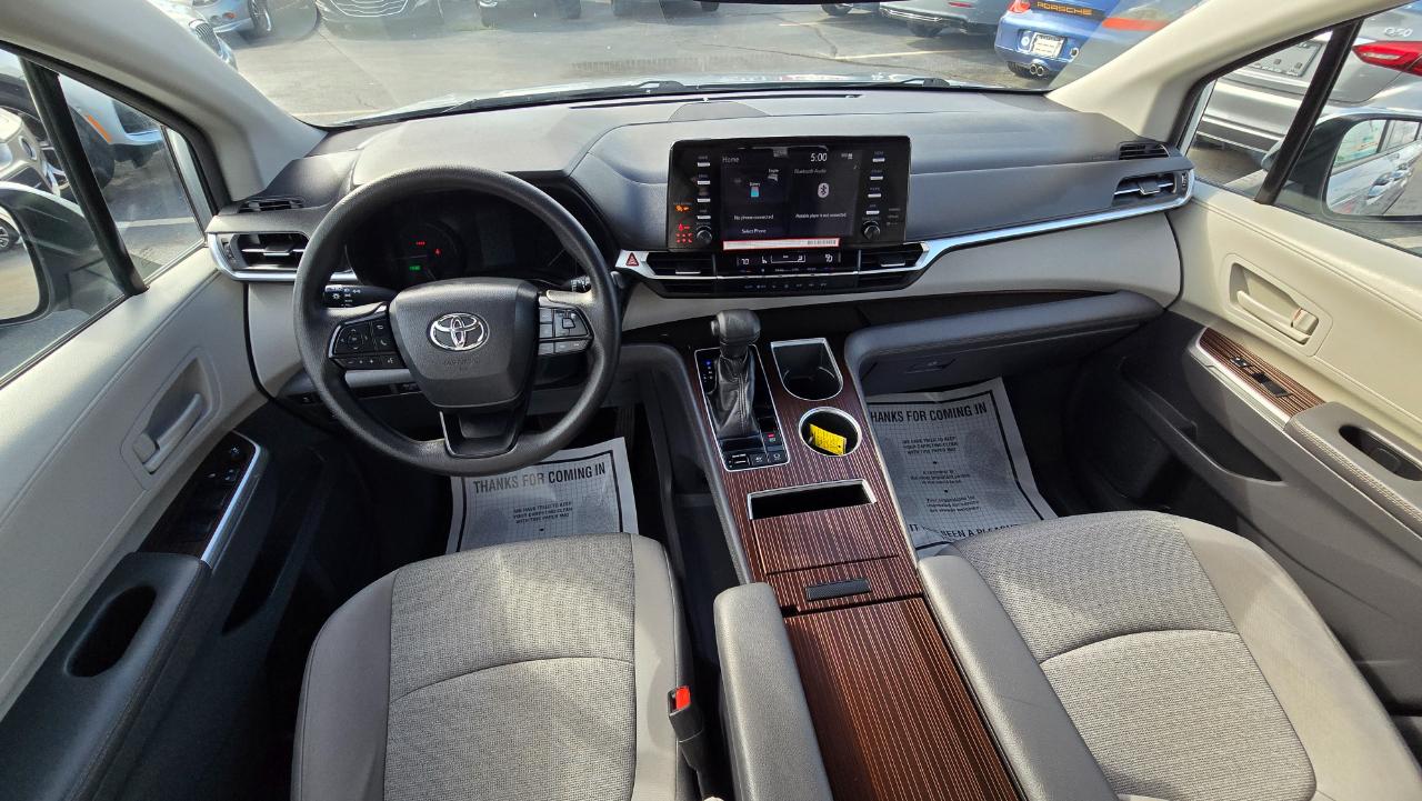 Toyota Sienna LE 8-Passenger 2022