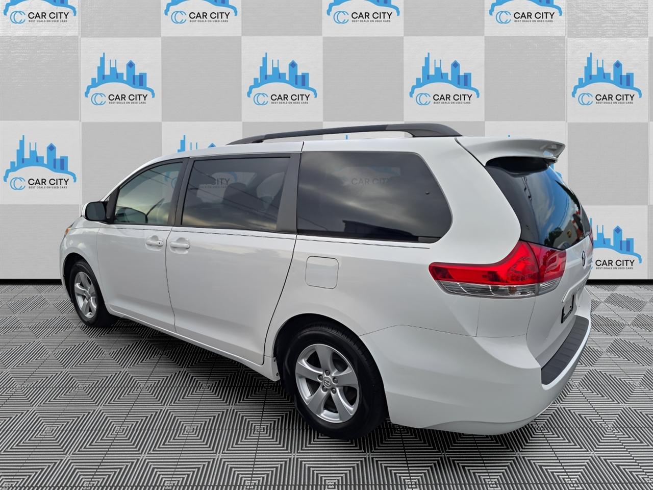 Toyota Sienna LE FWD 8-Passenger V6 2014