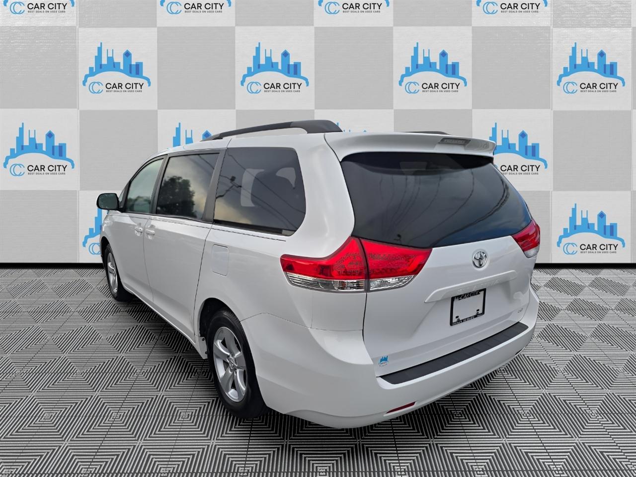 Toyota Sienna LE FWD 8-Passenger V6 2014