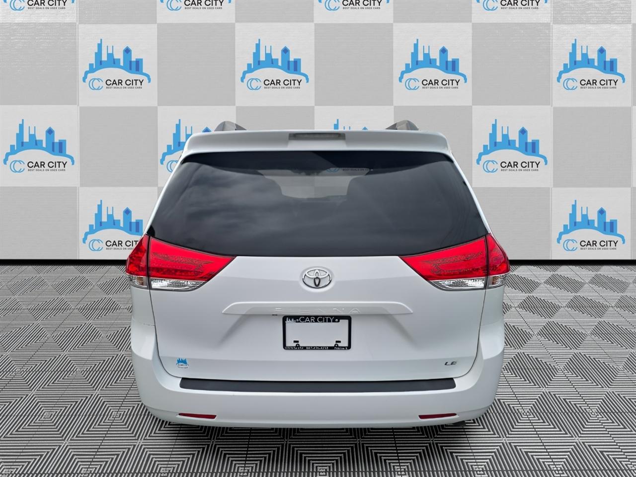 Toyota Sienna LE FWD 8-Passenger V6 2014