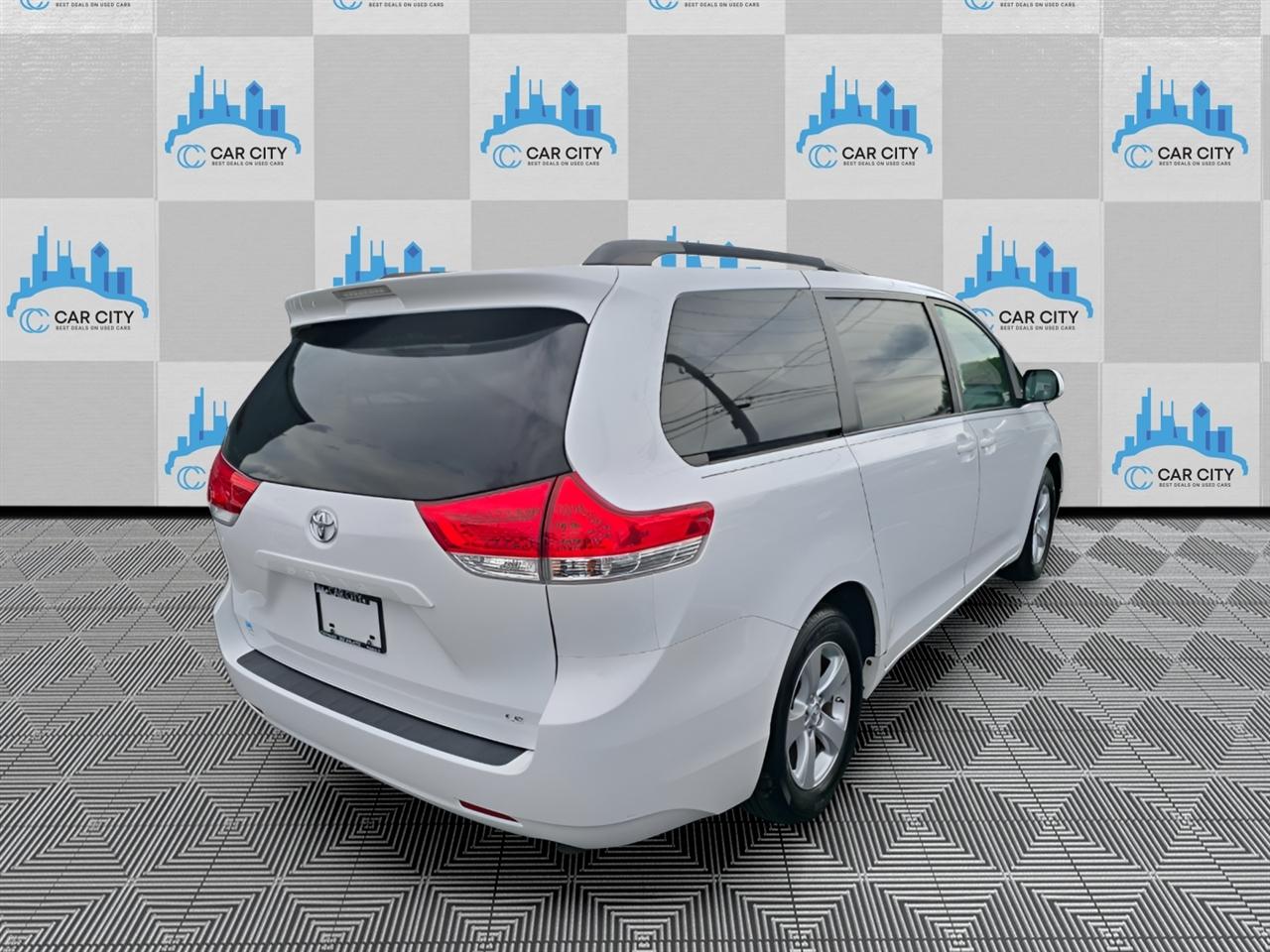 Toyota Sienna LE FWD 8-Passenger V6 2014