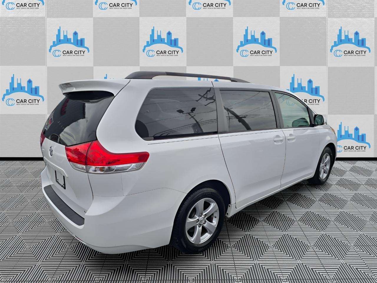 Toyota Sienna LE FWD 8-Passenger V6 2014